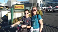 Cristina Vitali, seorang fans asal Italia, sempat berfoto untuk terakhir kalinya dengan Nicky Hayden. (Twitter/@NICKY6UNICO)