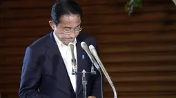 Perdana Menteri Jepang Fumio Kishida, berhenti sejenak saat berbicara kepada media di kediaman resmi perdana menteri di Tokyo, Jumat (8/7/2022). Fumio Kishida mengutuk keras aksi penembakan terhadap mantan Perdana Menteri Jepang Shinzo Abe saat pidato kampanye. (AP Photo/Eugene Hoshiko)