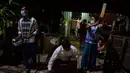 Warga memukul kaleng, panci, dan wajan untuk membuat keributan memprotes kudeta militer di Yangon, Myanmar, 2 Februari 202. Beberapa warga meneriakkan "Hidup Ibu Suu". (STR/AFP)