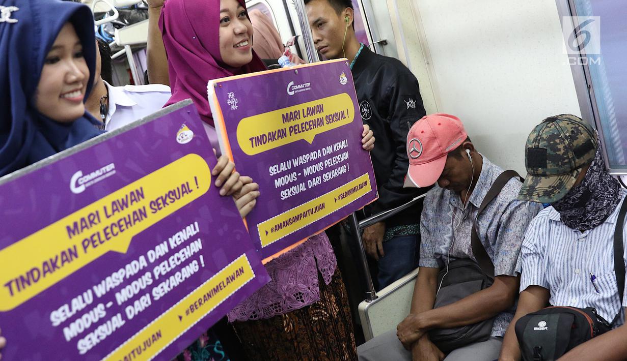 Petugas PT KCI mengenakan kebaya saat sosialisasi pencegahan pelecehan seksual di KRL, Jakarta, Jumat (20/4). Kegiatan ini bertema ‘Komuter Pintar Peduli Sekitar’. (Liputan6.com/Immanuel Antonius)