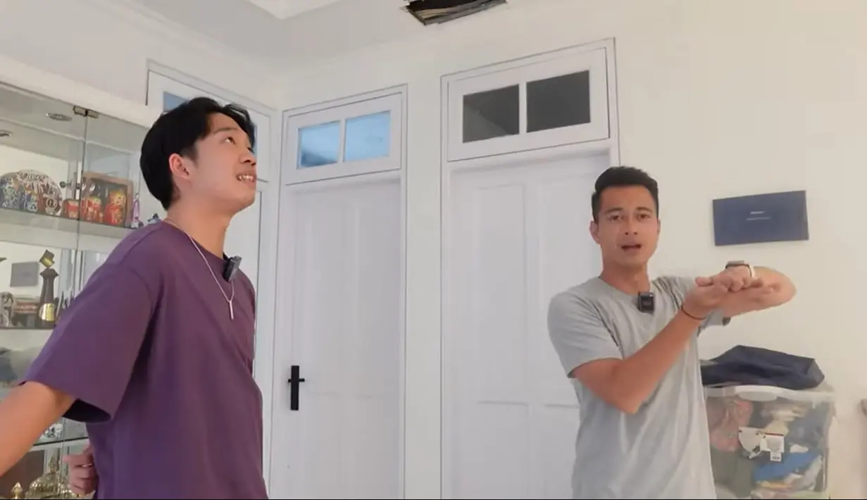 <p>Sebelah akses tangga naik ke lantai dua ada kamar orang tua Eza Gionino. Kamar mamanya sedang dalam perbaikan. Naik ke lantai dua ada tiga kamar, yaitu kamar&nbsp;utama dan juga&nbsp;anak-anaknya. Kamar tersebut juga masih dalam perbaikan. [Youtube/Mulia Mas TV]</p>