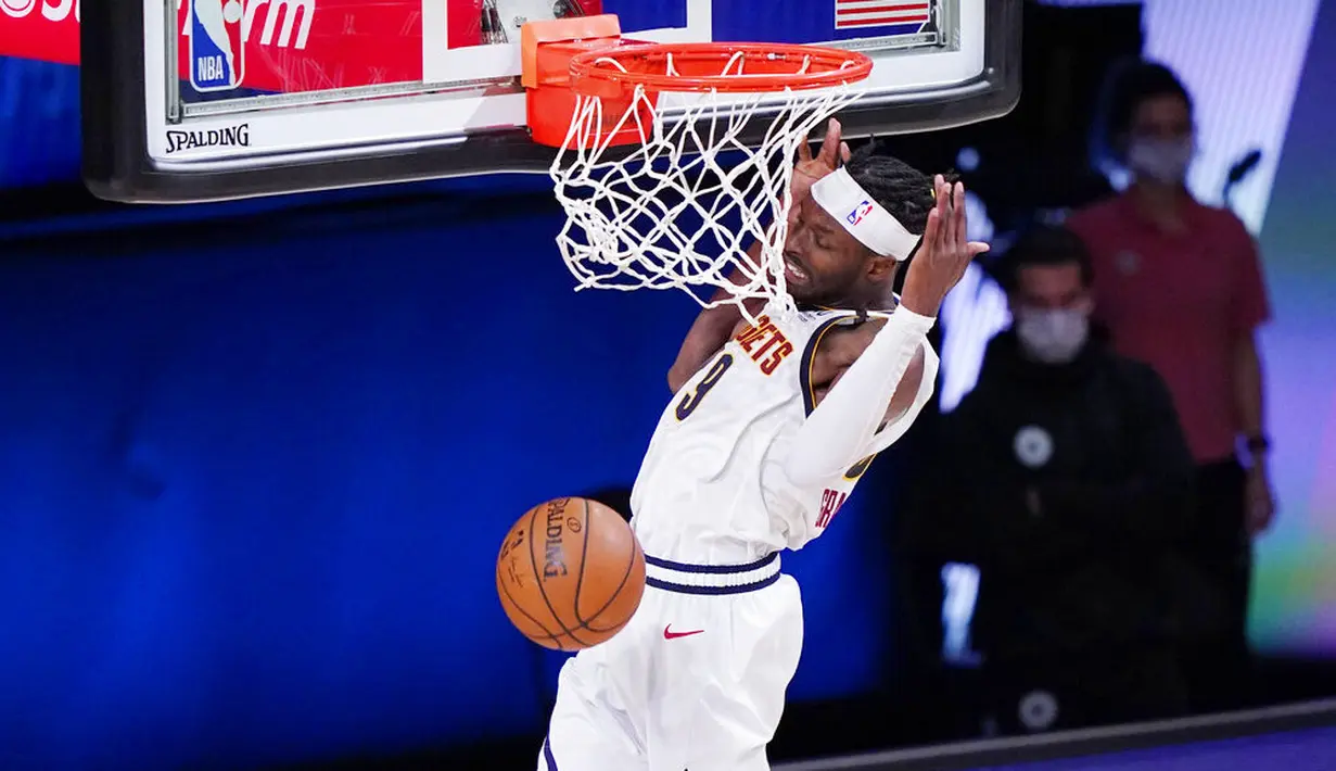 Pebasket Denver Nuggets, Jerami Grant, memasukkan bola saat melawan Los Angeles Clippers pada gim ketujuh semifinal playoff NBA di Lake Buena Vista, Selasa (15/9/2020).  Nuggets menang dengan skor 104-89. (AP//Mark J. Terrill)