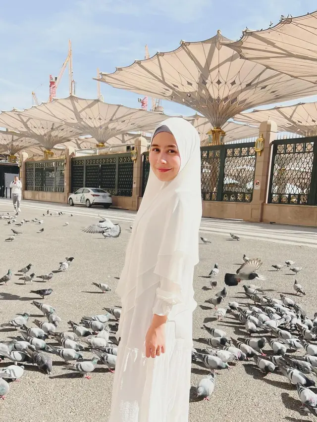 7 Potret Prilly Latuconsina saat Jalani Ibadah Umroh, Penampilan Berhijab Curi perhatian