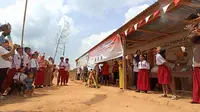 Perusahaan infrastruktur dan logistik PT Marga Bara Jaya merayakan HUT ke-78 R bersama anak-anak Suku Anak Dalam (SAD) Sungai Badak yang bersekolah di SD Filial Pagar Desa, Bayung Lencir, Musi Banyuasin, Sumatera Selatan. (Ist)