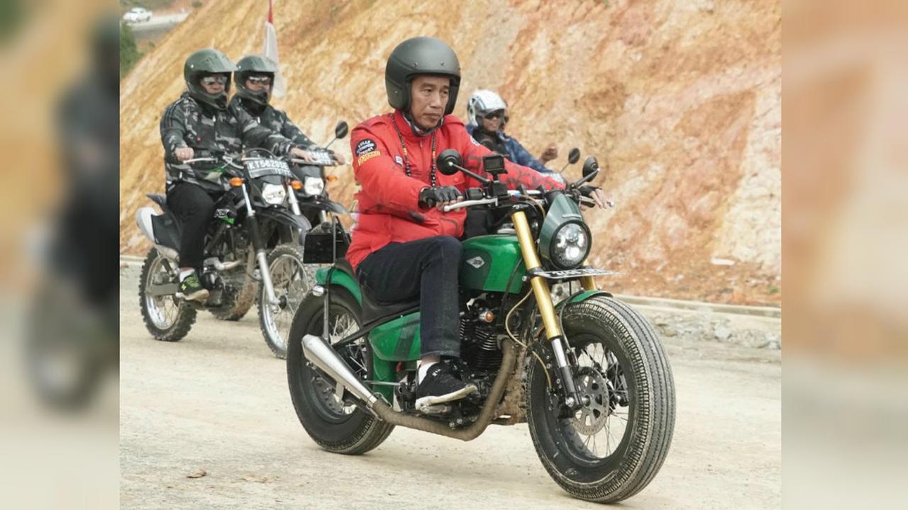 Presiden Jokowi menaiki motor menjajal jalan perbatasan trans-Kalimantan di Kecamatan Krayan, Kabupaten Nunukan, Provinsi Kalimantan Utara, Kamis (19/12/2019).  (foto: biro pers setpres)