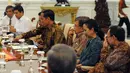 Presiden Joko Widodo (tengah) didampingi Wapres Jusuf Kalla dan para Menteri saat rapat Konsultasi di Istana Merdeka, Jakarta, Senin (2/2/2015). Rapat konsultasi tersebut  membahas isu terkini di dalam negeri. (Liputan6.com/Faizal Fanani)