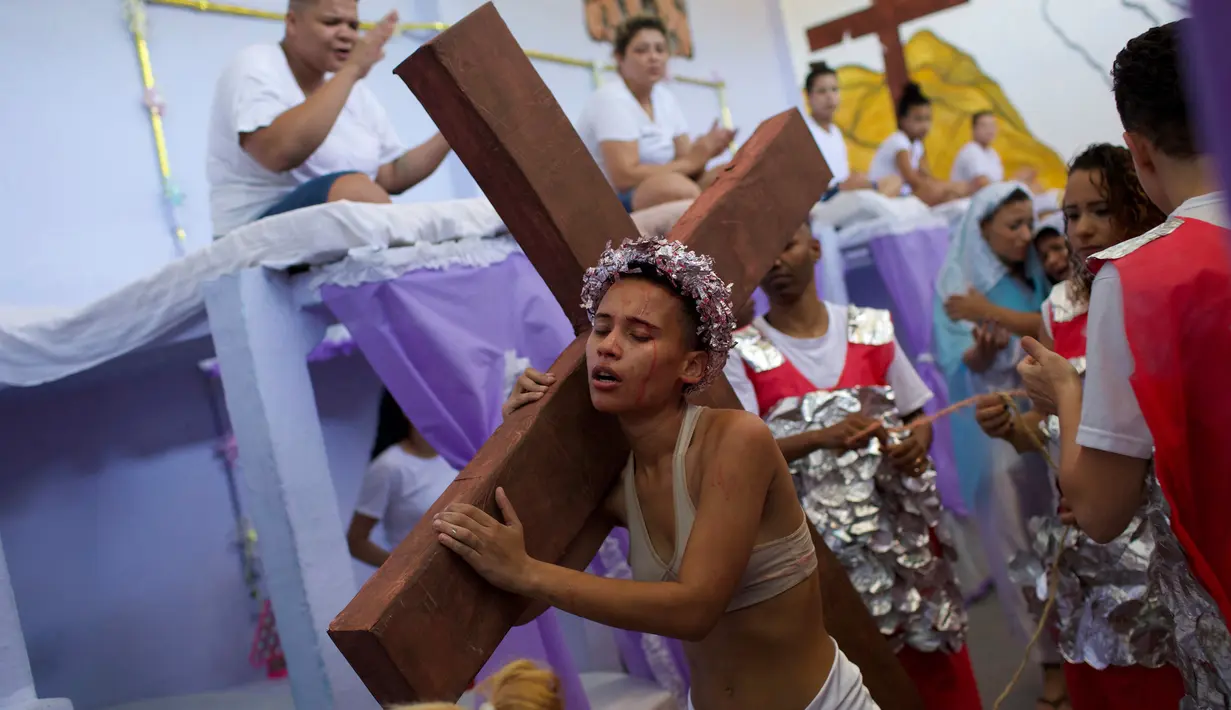 Narapidana memainkan drama yang menceritakan Alkitab dalam acara tahunan menjelang  natal di Penjara Nelson Hungria, Rio de Janeiro, Kamis (13/12). Penjara ini mengadakan kompetisi menghias sel menggunakan dekorasi bernuansa natal. (AP/Silvia Izquierdo)
