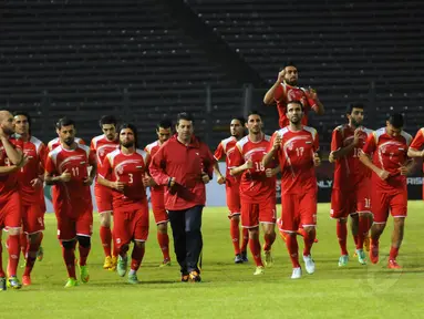 Jelang berlaga melawan Indonesia, timnas Suriah menggelar sesi latihan di Stadion GBK Jakarta, (14/11/2014). (Liputan6.com/Helmi Fithriansyah)