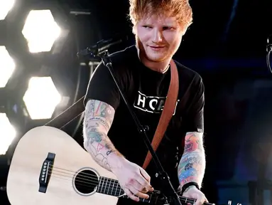 Salah satu hal yang paling ditunggu pada konser nanti adalah sosok Ed Sheeran membawakan lagu-lagu kerennya bersama gitar yang selalu menjadi ciri khasnya.(sumber: Liputan6.com/AFP)