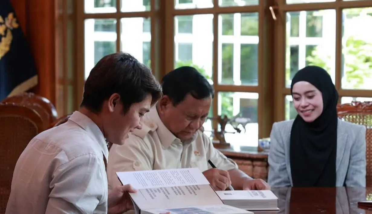 Wajahnya pun diriasan flawless dengan riasan wajah yang tak berlebihan. Sementara Rizky Billar mengenakan kemeja lengan panjang. [@lestikejora]