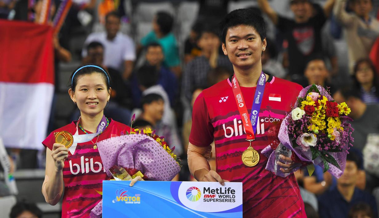Pasangan Indonesia, Praveen Jordan/Debby Susanto, menjadi Juara di ajang Korea Terbuka 2017, Minggu (17/9/2017). Praveen/Debby menang 21-17, 21-18 atas Wang Yilyu/Huang Dongping. (AFP/Jung Yeon-Je)