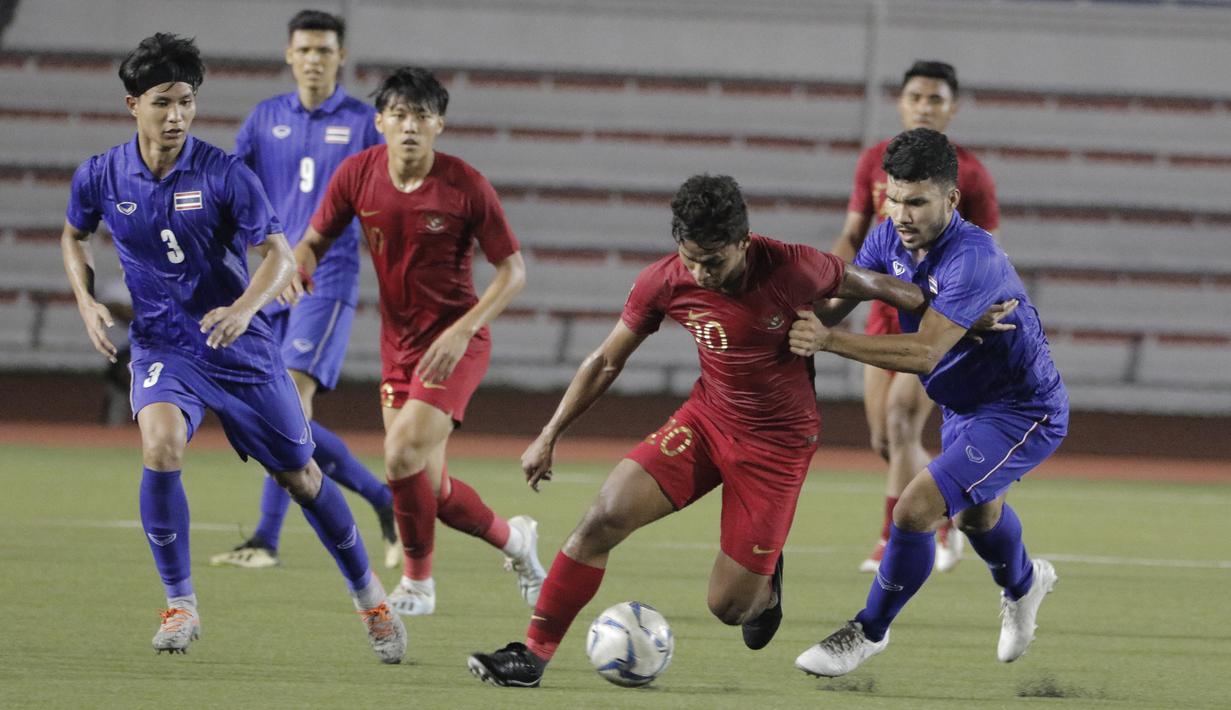 Gelandang Timnas Indonesia U-22, Osvaldo Haay, berusaha merebut bola saat melawan Thailand pada laga SEA Games 2019 di Stadion Rizal Memorial, Manila, Selasa (26/11). Indonesia menang 2-0 atas Thailand. (Bola.com/M Iqbal Ichsan)