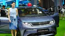 Kehadiran model-model ini, mulai dari SUV hingga MPV, menegaskan arah industri otomotif Indonesia yang kian mengarah pada elektrifikasi. Tampak dalam foto, seorang model berdiri di dekat BYD Dolphin, kendaraan listrik dari produsen mobil Tiongkok BYD, selama Pameran Otomotif Internasional Indonesia di Jakarta, Sabtu 7 Februari 2026. (AP Photo/Tatan Syuflana)