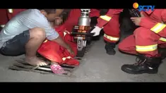 Butuh waktu sekitar 30 menit bagi petugas damkar melepaskan kaki sang bocah.