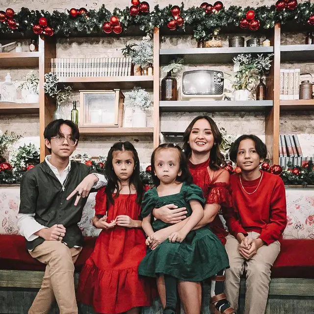 6 Artis Ini Jadi Single Mom dengan Banyak Anak, Banjir Dukungan