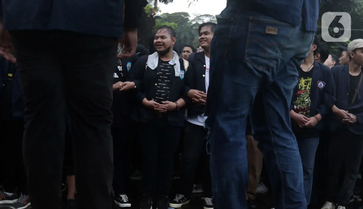 Mahasiswa Universitas Trisakti melakukan aksi unjuk rasa di sekitar Kawasan Patung Arjuna Wijaya atau Patung Kuda, Jakarta, Kamis (12/5/2022). Mereka menuntut penyelesaian kasus pelanggaran HAM yang terjadi saat aksi reformasi 1998. (Liputan6.com/Helmi Fithriansyah)