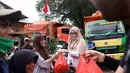 Mantan istri Pasha Ungu itu melihat para pekerja yang sering menggunakan busana orange itu merupakan kumpulan orang yang mulia. Apa jadinya kalau tidak ada petugas kebersihan. (Nurwahyunan/Bintang.com)