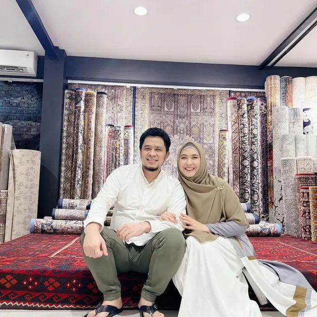 7 Potret Oki Setiana Dewi dan Suami yang Jarang Tersorot, Mesra Banget