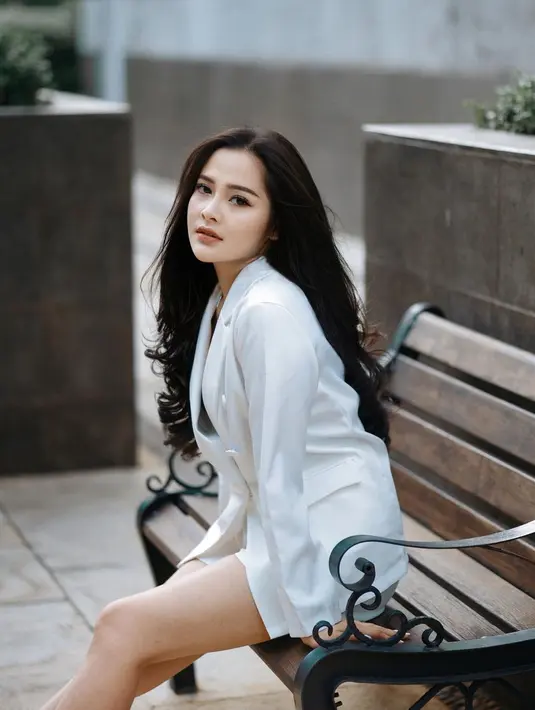 Kali ini, Bella Bonita memberikan inspirasi tampil dengan outfit putih mengenakan blazer. Set blazer putih dipadu dengan celana pendek serasi, bisa jadi inspirasi work wear yang menarik untuk dicoba. Foto: Instagram.