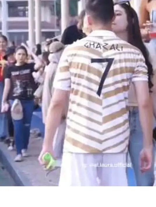 <p>Al Ghazali tampak menghampiri Laura Moane sambil menyodorkan pipinya. Laura pun langsung memberikan kecupan di pipi Al Ghazali. [Foto: instagram.com/al.laura.official]</p>