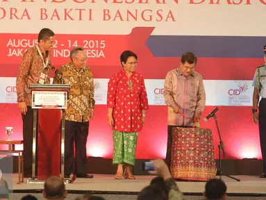 Wapres Jusuf Kalla memukul bedug tanda dibukanya Kongres ke-3 Diaspora Indonesia di Jakarta, Rabu (12/8). Kongres yang berlangsung selama 12-14 Agustus 2014 tersebut mengusung tema "Diaspora Bakti Bangsa". (Liputan6.com/Faizal Fanani)