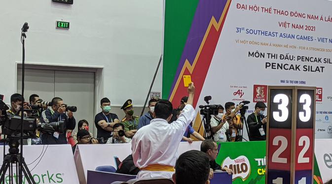 Duel Indonesia Vs Malaysia cabang olahraga (cabor) pencak silat SEA Games 2021 di Bac Tu Liem District Sporting Hall di Hanoi, Senin (16/5/2022). (Bola.com/Muhammad Adiyaksa)