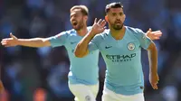 Striker Manchester City, Sergio Aguero, merayakan gol yang dicetaknya ke gawang Chelsea pada laga Community Shield di Stadion Wembley, London, Minggu (5/8/2018). Man City menang 2-0 atas Chelsea. (AFP/Glyn Kirk)