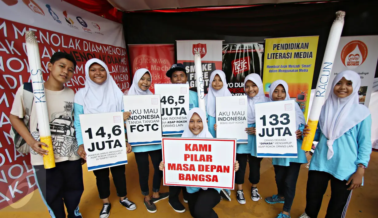 Siswa SMP dari perwakilan delapan sekolah di Jakarta dan Bandung memegang replika rokok dan poster saat mengikuti kegiatan bertajuk 'Sekolah Tanpa Asap Rokok (STAR): Menolak Diam' di Taman Menteng, Jakarta, Sabtu (21/11). (Liputan6.com/Immanuel Antonius)