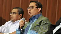 Fadli Zon (kanan) saat diskusi bertajuk "DPR Lari Kencang Capai Target Legislasi, Pemerintah: 'Slow laa', Ada Apa?" di Senayan, Jakarta, Kamis (31/3). Fadli Zon menanggapi Jokowi yang ingin DPR menghasilkan UU sedikit saja. (Liputan6.com/Johan Tallo)