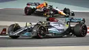 Lewis Hamilton sukses menyabet podium pertama saat Formula 1 GP Bahrain pada 20 Maret 2022. Pebalap asal Inggris tersebut berhasil finis di urutan ketiga di bawah Carlos Sainz dan Charles Leclerc. Kemenangan tersebut juga tak lepas dari dua pebalap Red Bull, Max Verstappen dan Sergio Perez yang mengalami masalah pada mobilnya sehingga gagal finis. (AFP/Mazen Mahdi)