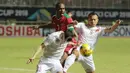 Pemain Timnas Indonesia, Boaz Solossa, mendapat pengawalan ketat dari pemain Vietnam dalam laga leg pertama semifinal Piala AFF 2016 di Stadion Pakansari, Bogor, Sabtu (3/12/2016). (Bola.com/Nicklas Hanoatubun)