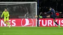 Pemain PSG, Kylian Mbappe (kanan) melesatkan tembakan ke gawang Real Sociedad yang dijaga Alex Remiro pada laga leg pertama 16 besar Liga Champions 2023/2024 di Parc des Princes, Paris, Prancis, Kamis (15/02/2024) WIB. (AFP/Miguel Medina)