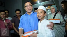 Ketua MPR Zulkifli Hasan meramaikan acara sahur on the road sekaligus mengunjungi korban kebakaran di daerah Kampung Jawa, Kota, Jakarta, Selasa (14/7/2015) dini hari. (Liputan6.com/Faisal R Syam)