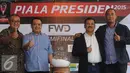 Empat manajer tim yang akan berlaga di Babak Delapan Besar Piala Presiden 2015 berfoto bersama di Jakarta, Selasa (29/9/2015). Laga Delapan Besar Piala Presiden 2015 akan berlangsung pada 3 Oktober mendatang. (Liputan6.com/Helmi Fithriansyah)