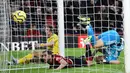 Pemain Bournemouth Dan Gosling (kiri) melewati kiper Arsenal Bernd Leno (kanan) saat mencetak gol pada pertandingan Liga Inggris di Stadion Vitality, Bournemouth, Inggris, Kamis (26/12/2019). Pertandingan berakhir dengan skor 1-1. (Glyn KIRK/AFP)