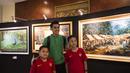Pemain Timnas Indonesia, Septian David, foto bersama suporter yang menunggu di Hotel Sultan, Jakarta, Selasa (13/11). Timnas Indonesia akan melawan Timor Leste pada laga Piala AFF 2018. (Bola.com/Vitalis Yogi Trisna)