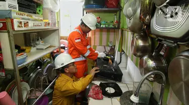 Petugas melakukan pengecekan instalasi penyaluran gas untuk perumahan di Rusun  Buddha Tzu Chi, Cengkareng, Jakarta Barat, Selasa (11/2/2020). Total volume gas bumi untuk program jaringan gas bumi untuk rumah tangga tersebut sebesar 15 BBTUD. (Liputan6.com/Angga Yuniar)