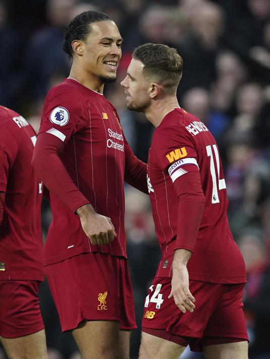 Gelandang Liverpool, Jordan Henderson (kanan) berselebrasi dengan Virgil van Dijk  usai mencetak gol ke gawang Southampton pada pertandingan Liga Inggris di Stadion Anfield, Sabtu (1/2/2020). Liverpool menang telak 4-0 atas Southampton. (AP Photo/Jon Super)