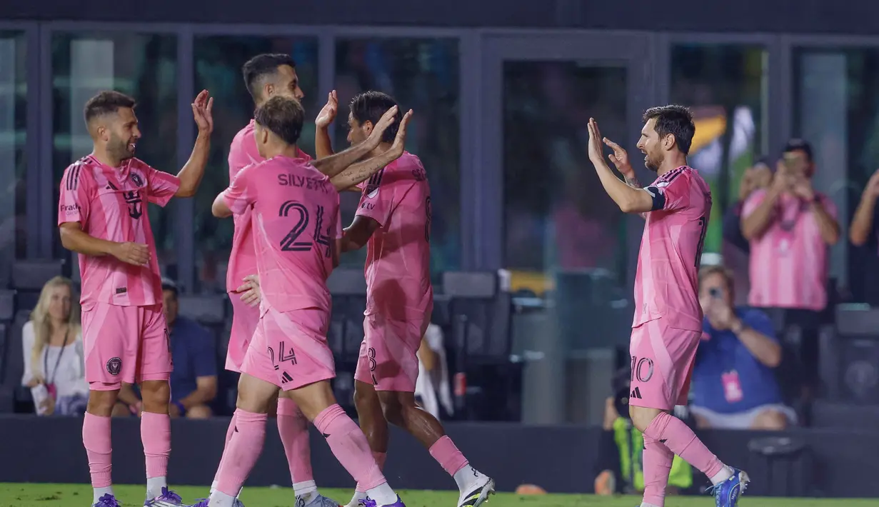 Penyerang Inter Miami asal Argentina, Lionel Messi (kiri) merayakan gol keduanya dalam lanjutan Major League Soccer 2025/2026 melawan D.C United di Chase Stadium, Fort Lauderdale, Florida, Amerika Serikat pada 20 September 2025 waktu setempat atau Minggu (21/9/2025) pagi WIB. (Chris Arjoon/AFP)