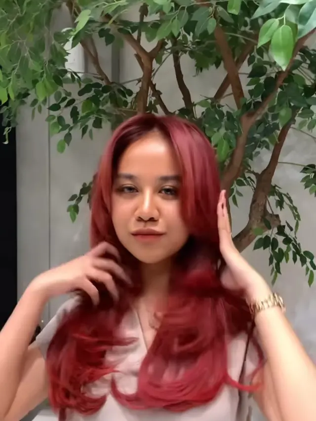 Mayang Lucyana Pamer Rambut Merah