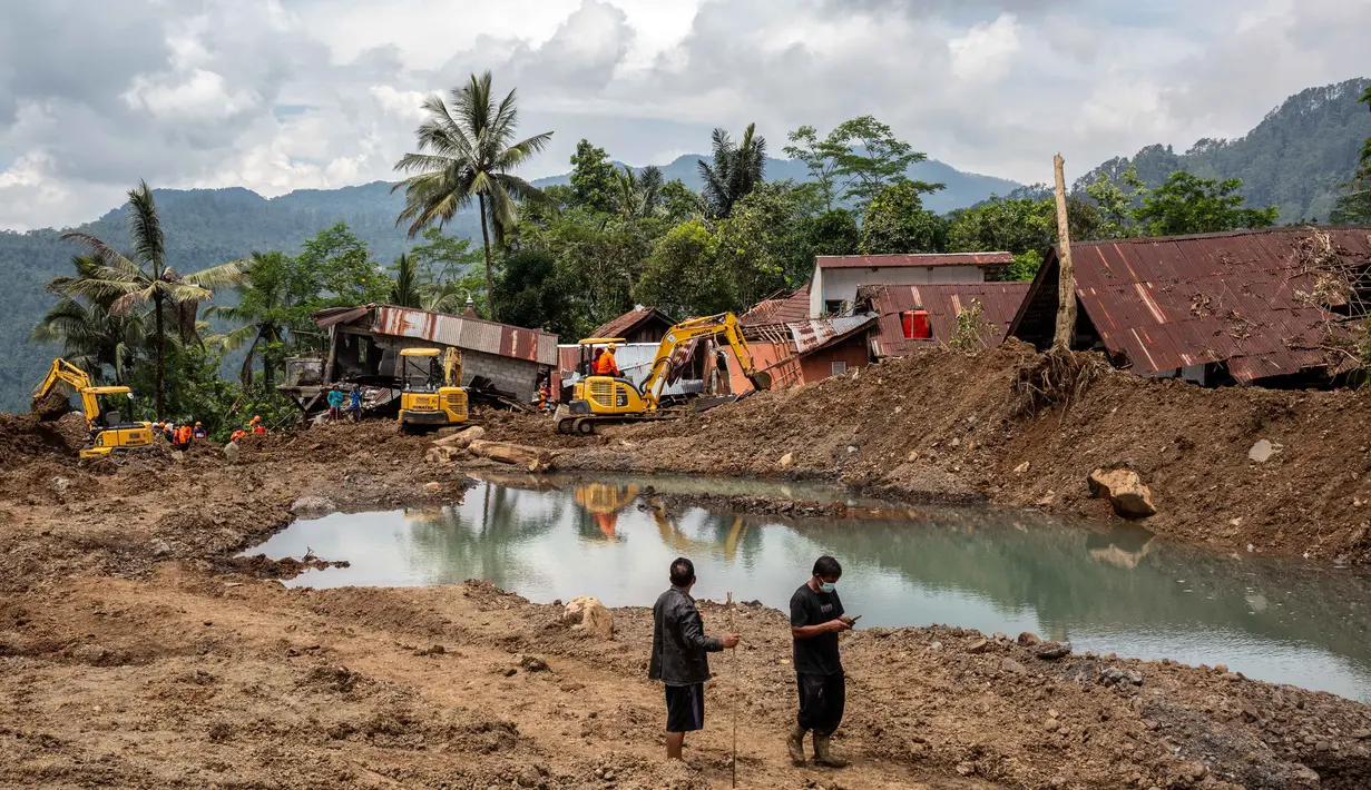 Warga berjalan di lokasi longsor di Desa Situkung, Banjarnegara, Jawa Tengah, pada Kamis 20 November 2025. Pencarian korban di Dusun Situkung, Desa Pandanarum, Kabupaten Banjarnegara, saat ini masih berlangsung. (DEVI RAHMAN/AFP)