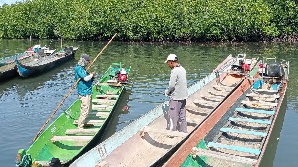 Nelayan Tua Itu Punya Rahasia — Tentang Perahu yang Tak Pernah Berlabuh