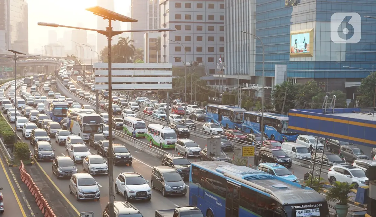 Kendaraan terjebak kemacetan saat melintasi kawasan Mampang, Jakarta, Senin (29/6/2020). Semakin tingginya mobilitas warga selama masa transisi PSBB menyebabkan jalan-jalan protokol Ibu Kota kembali dihiasi kemacetan parah setiap pagi dan sore hari. (Liputan6.com/Immanuel Antonius)