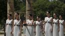 Para aktris membawa api olimpiade dalam suatu upacara di Candi Hera yang terletak di bekas kota tua Olympia, Yunani, Kamis (21/4/2016). (AFP/Aris Messinis)