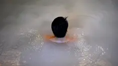 Seorang pria bersantai dalam kolam renang indoor di pemandian air panas Jepang atau onsen di Yokohama, prefektur Kanagawa pada 29 Mei 2020. Dengan pencabutan status darurat nasional pada Senin (25/5) lalu, banyak bisnis yang mulai beroperasi kembali tak terkecuali dengan onsen. (Behrouz MEHRI/AFP)