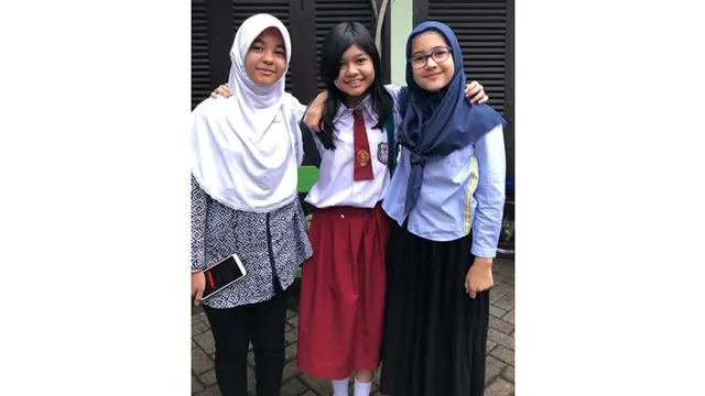 6 Foto Lawas Sandrinna Michelle saat SD, Tampil Berhijab