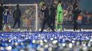 Antonio Conte bersama para pemain Chelsea merayakan kemenangan ditengah hamparan pita biru usai melawan Watford pada laga Premier League di Stamford Bridge stadium, London, (15/5/2017). Chelsea menang 4-3. (AP/Matt Dunham)