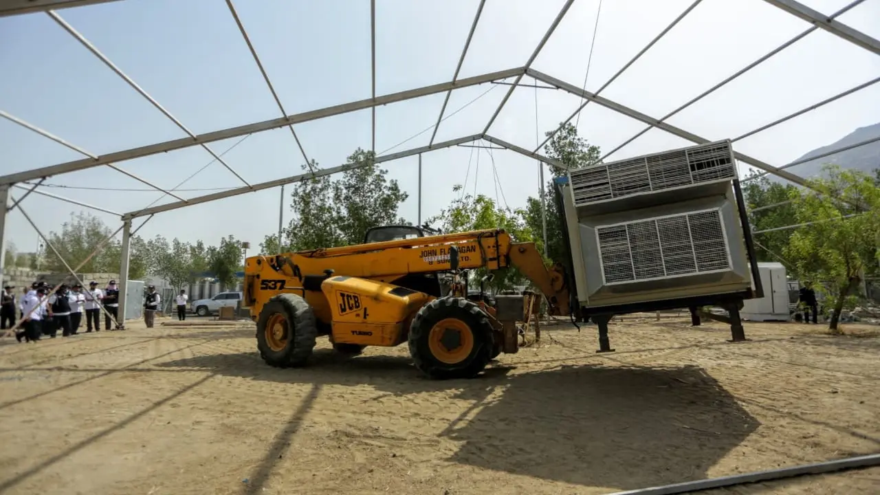 Sebuah forcrane sedang mengangkut AC (Air Conditioner) untuk kemudian di pasang di tenda jamaah berukuran 10x15 meter di Arafah, Kota Makkah, Sabtu (27/7/19).Bahauddin/MCH