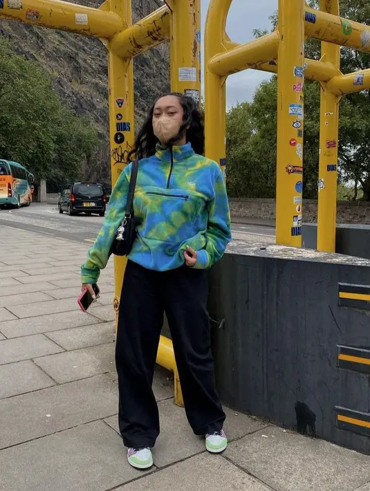 Padu padan jaket warna-warni dengan celana kargo ini menjadi tampilan seru Nayyara kala musim dingin. @nayyarasudiro.