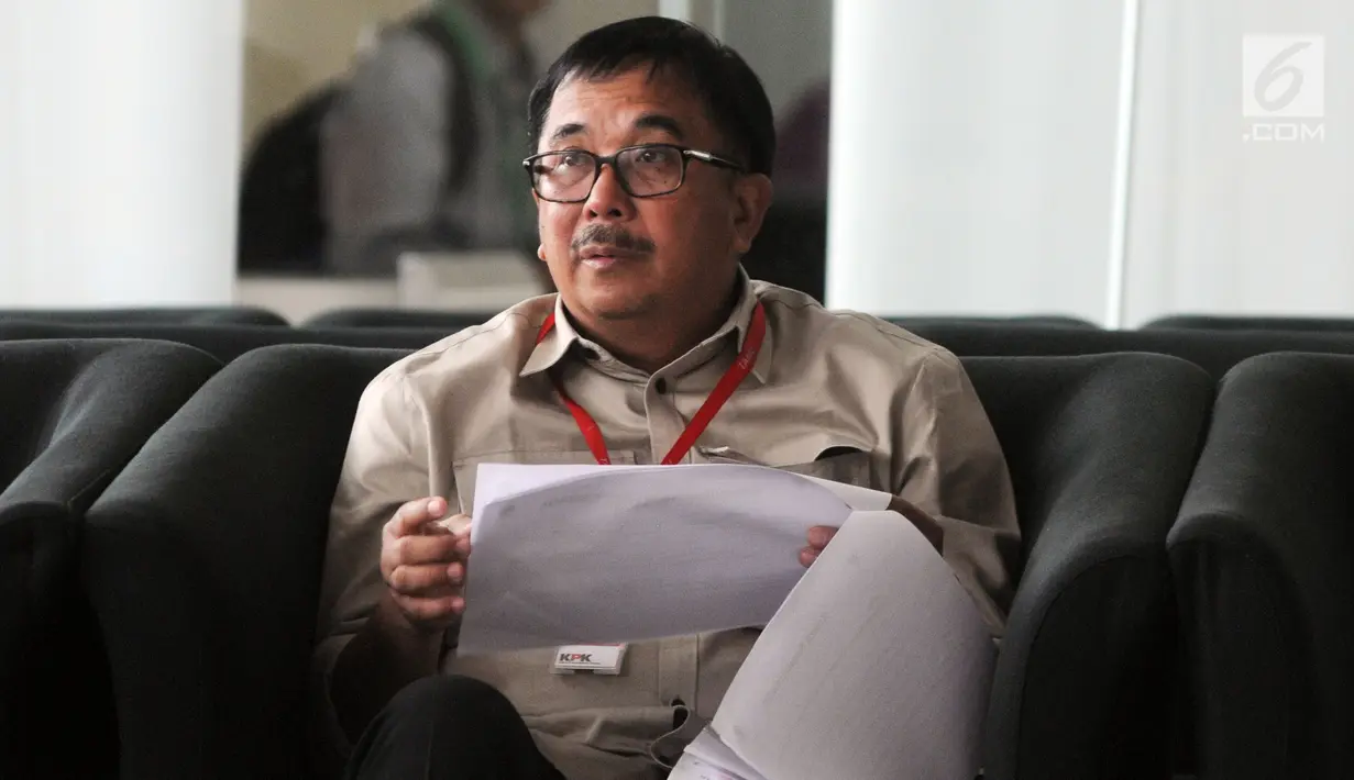Wali Kota Balikpapan, Rizal Effendi berada di ruang tunggu sebelum menjalani pemeriksaan di gedung KPK, Kamis (23/8). Politikus Partai Golkar itu akan diperiksa sebagai saksi dengan tersangka mantan PNS Kemenkeu Yaya Purnomo. (Merdeka.com/Dwi Narwoko)
